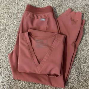 Like new figs Catrina one pocket shirt in S and Zamora jogger in S petite